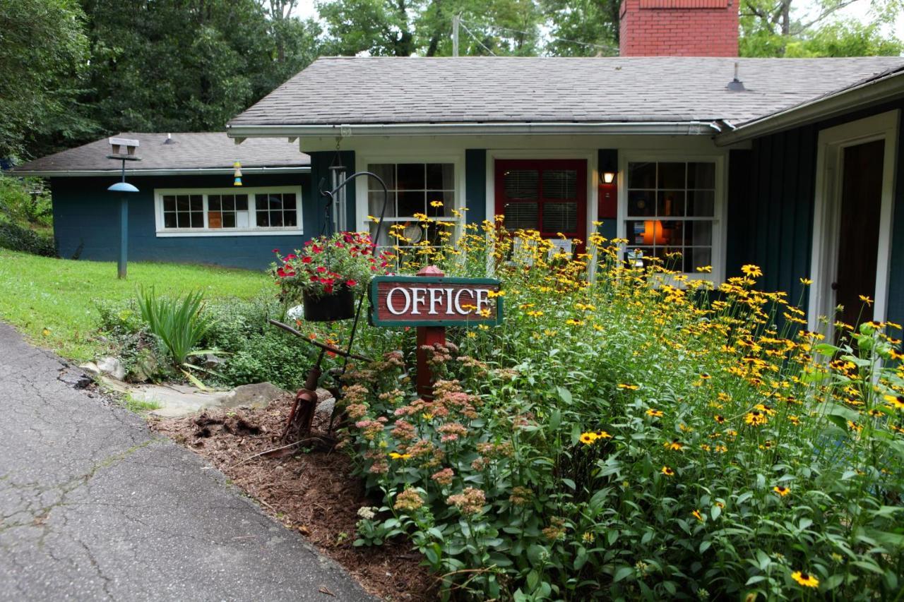 The Pines Cottages Woodfin Экстерьер фото