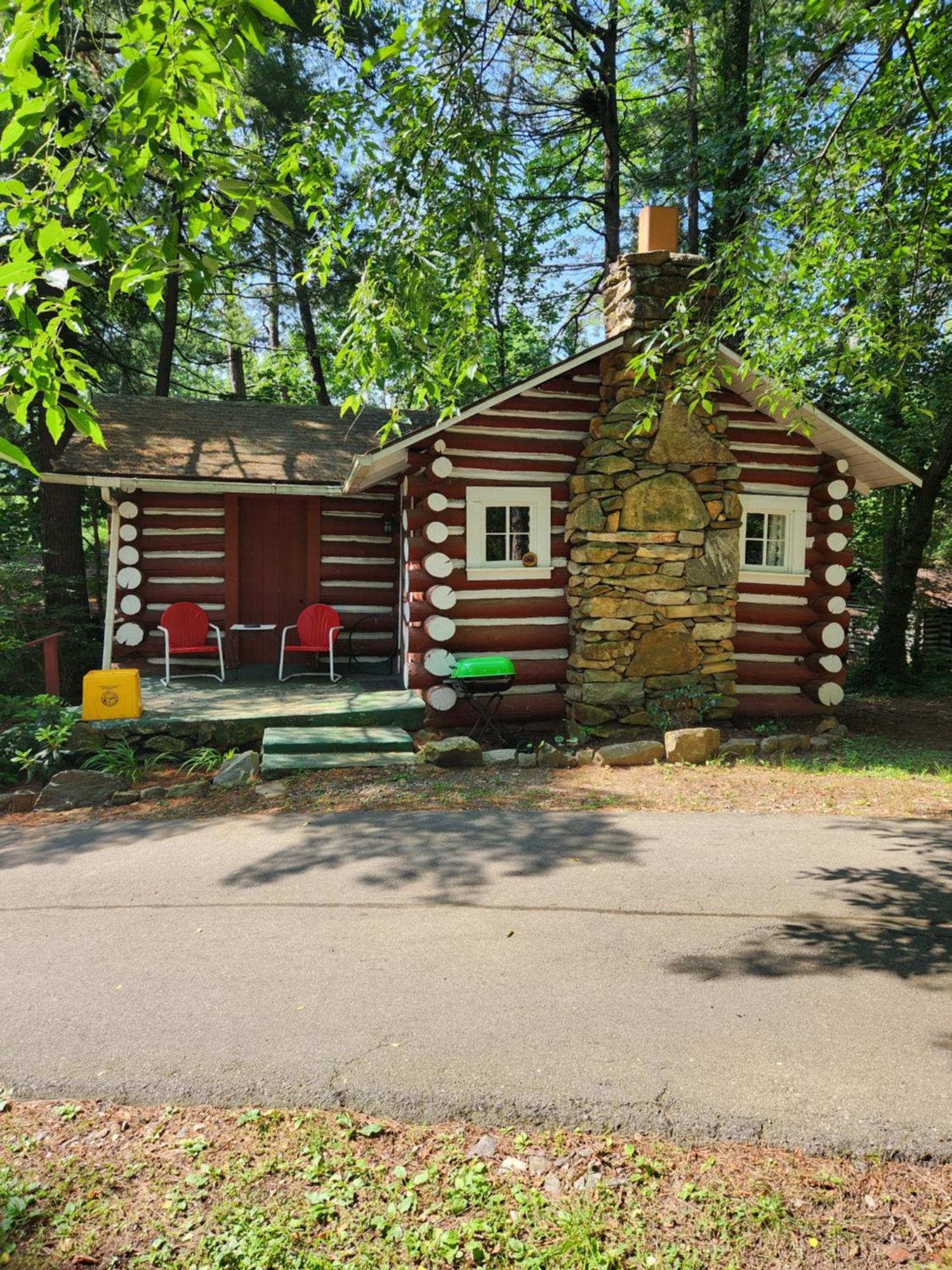 The Pines Cottages Woodfin Экстерьер фото